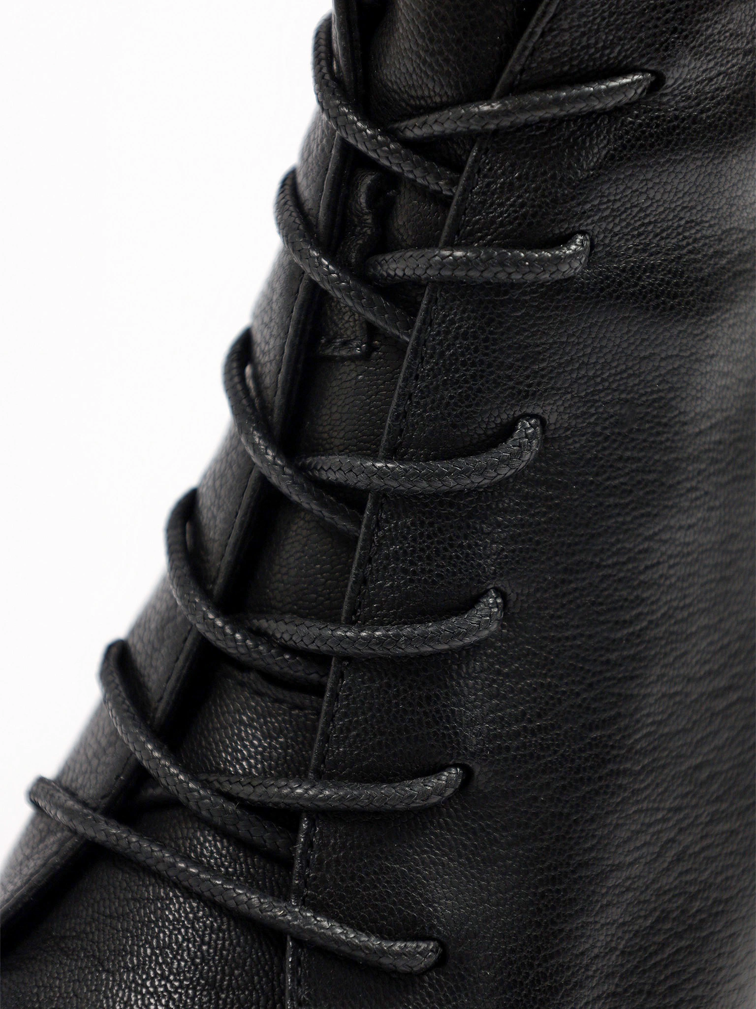 Ботильоны черного цвета со шнуровкой на высоком каблуке